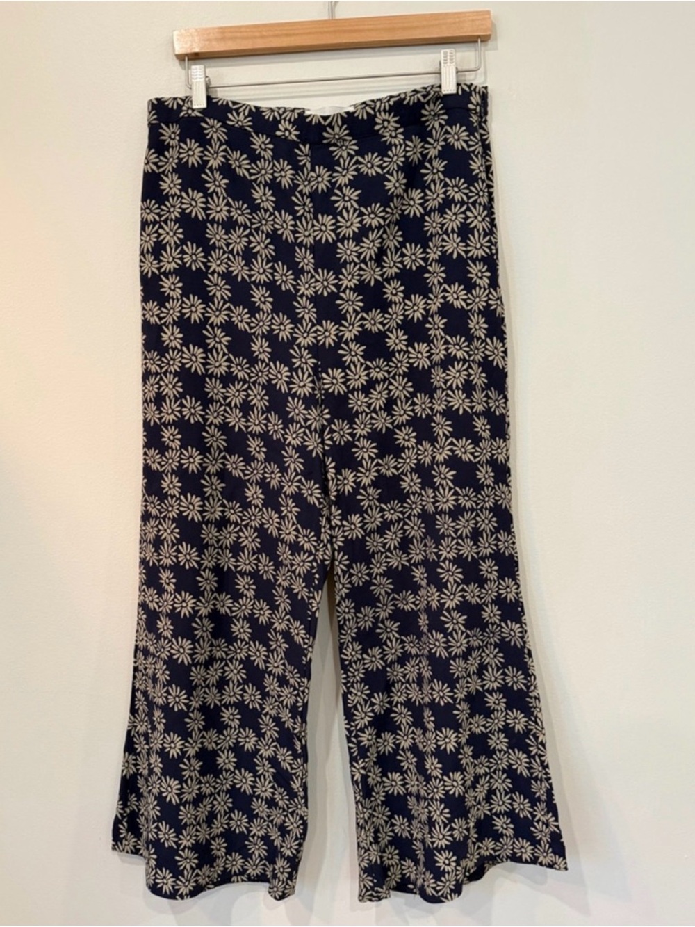 THE GREAT. The Dance Pant Scattered Daisy Print Navy Cream Wide Leg Size 31